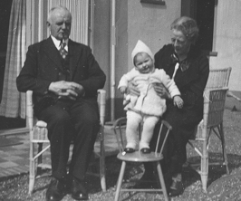 Evert en Anna Maria met eerste kleinkind (ikzelf, 1939)